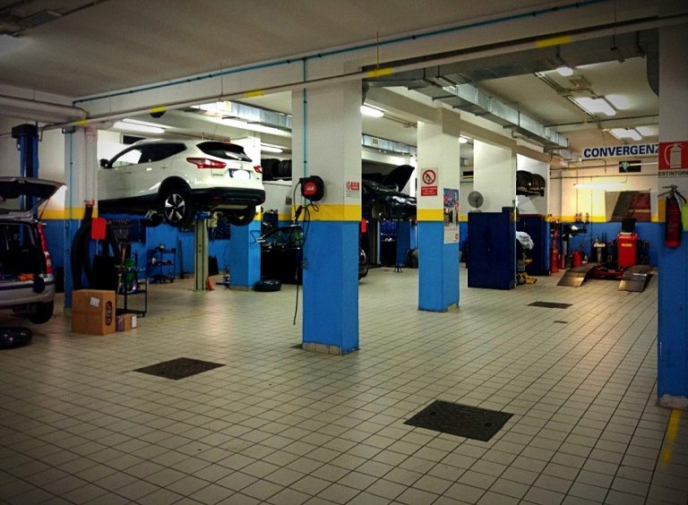 Interno dell'Autofficina BCC Motors